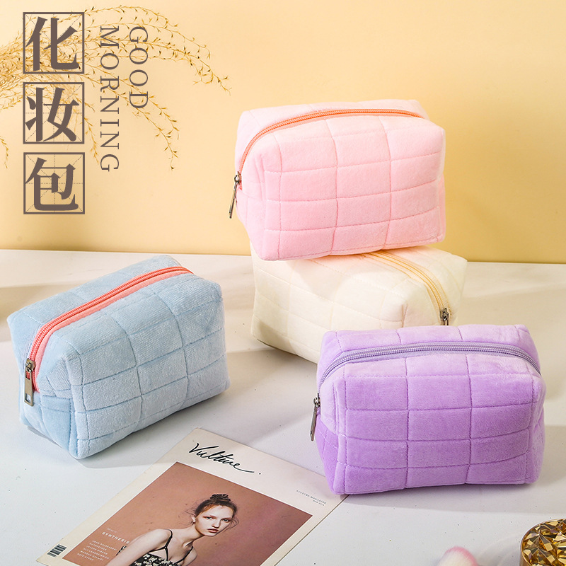 Furry Surface Cosmetic Bag Lux - đánh giá và giá Luxury Skincare Daily