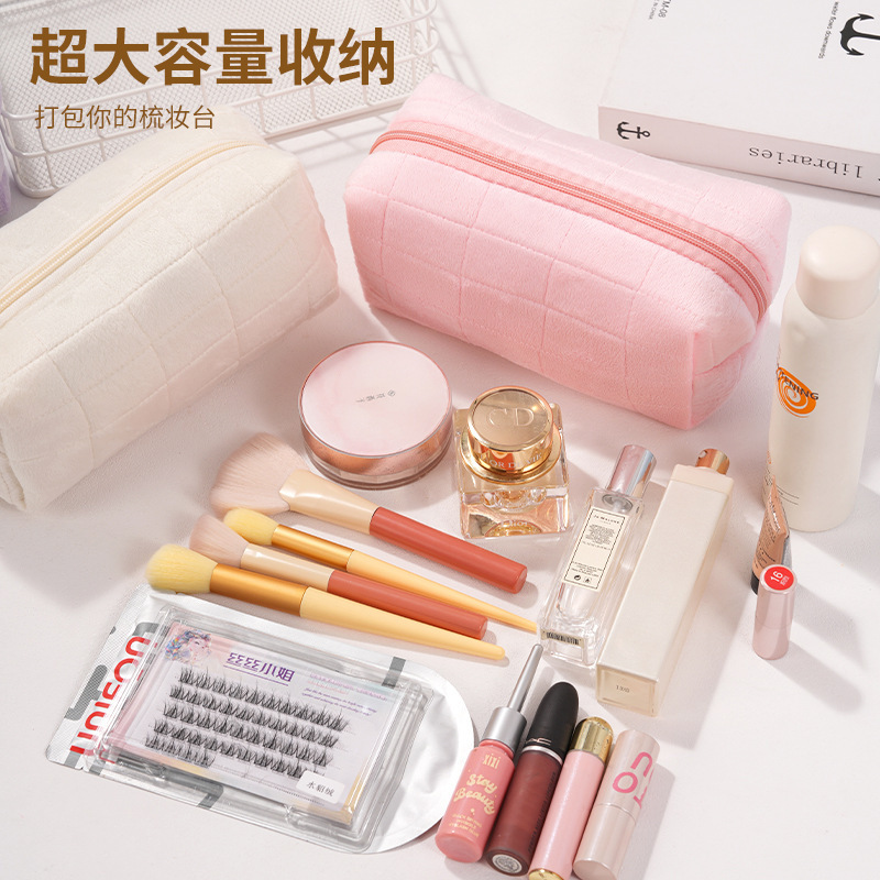 Furry Surface Cosmetic Bag Lux - đánh giá và giá Luxury Skincare Daily